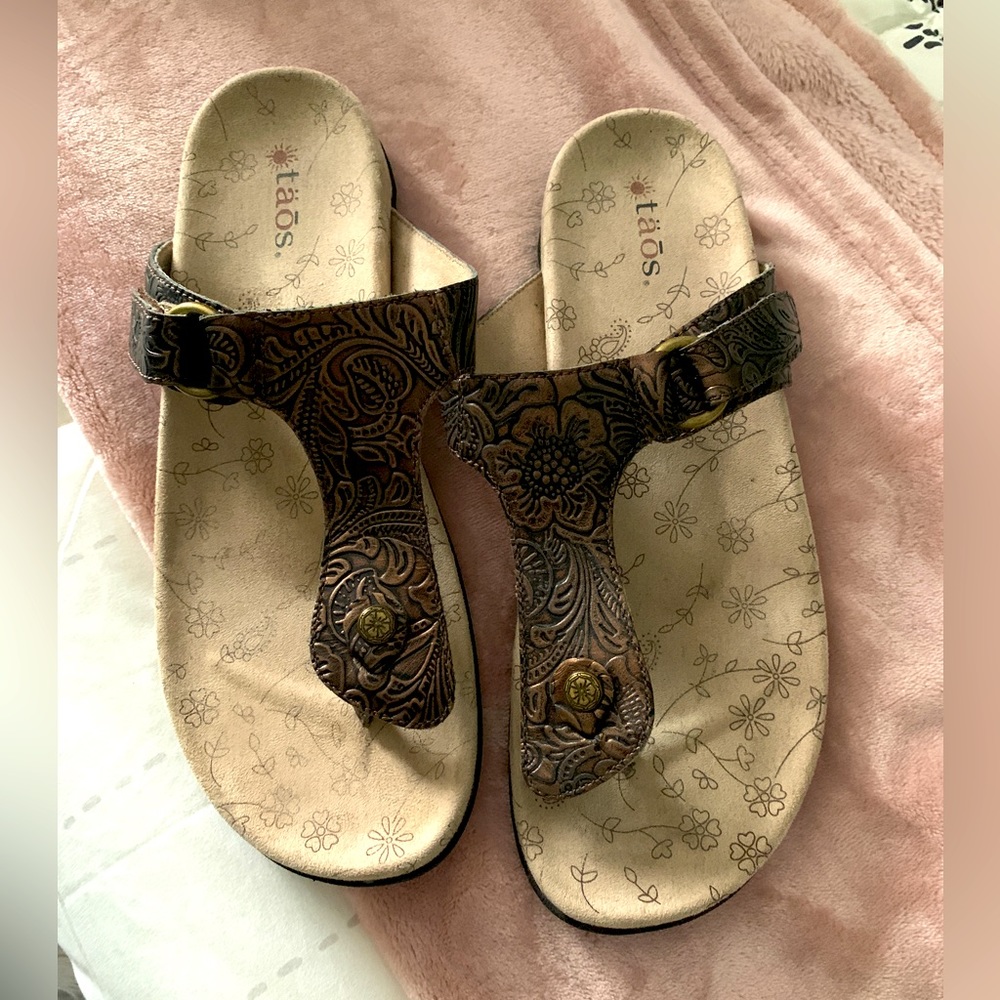 Taos flip flops in new condition size 10
